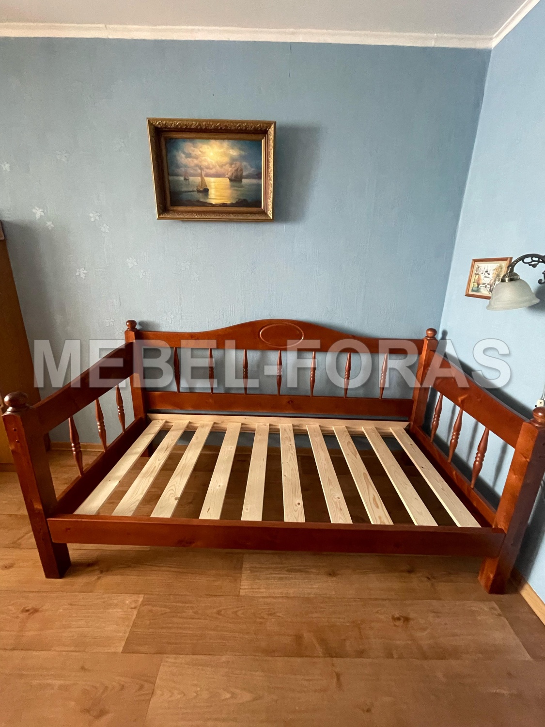 Спальня с кроватью из массива